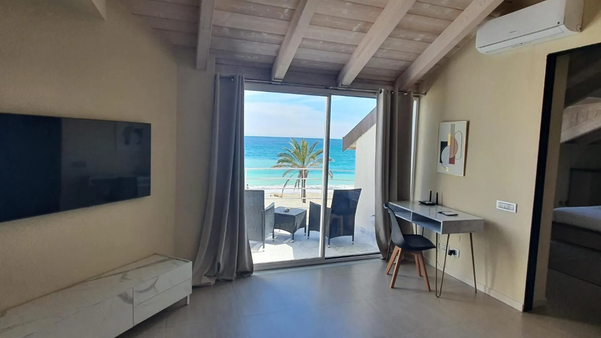 Hotel De La Plage location
